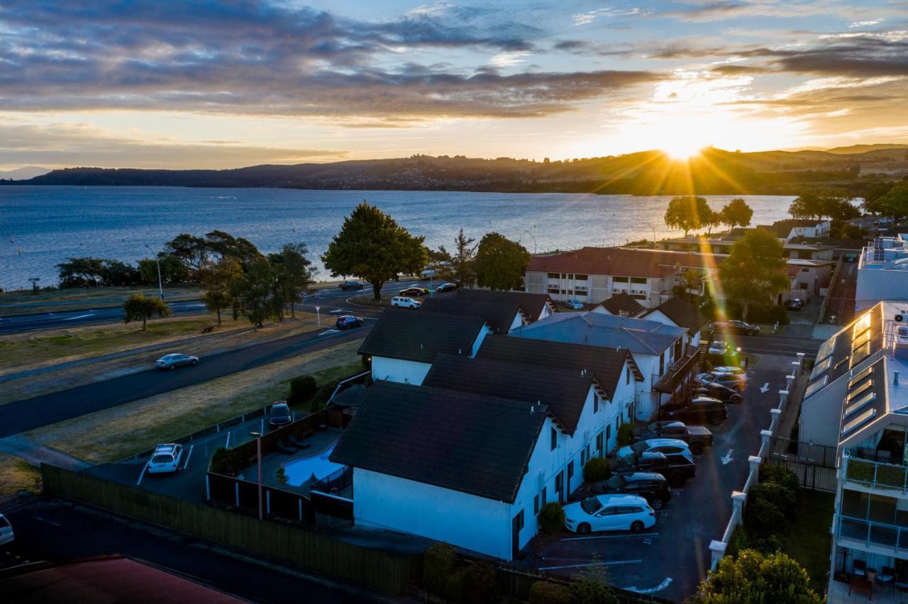 Le Chalet Suisse Motel Таупо Экстерьер фото