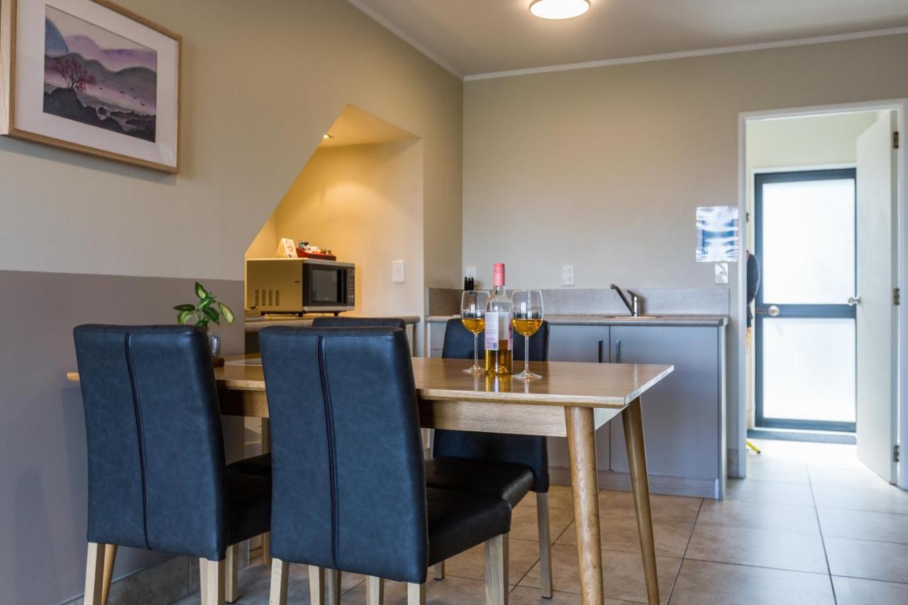 Le Chalet Suisse Motel Таупо Экстерьер фото