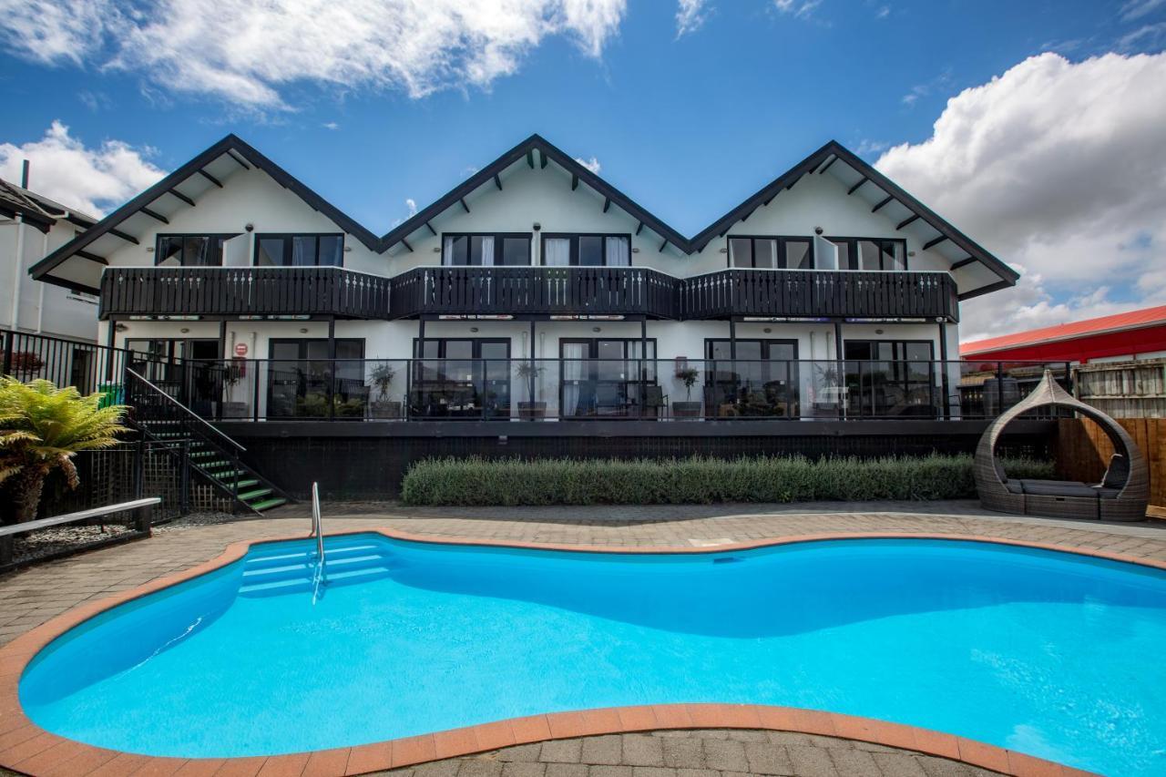 Le Chalet Suisse Motel Таупо Экстерьер фото