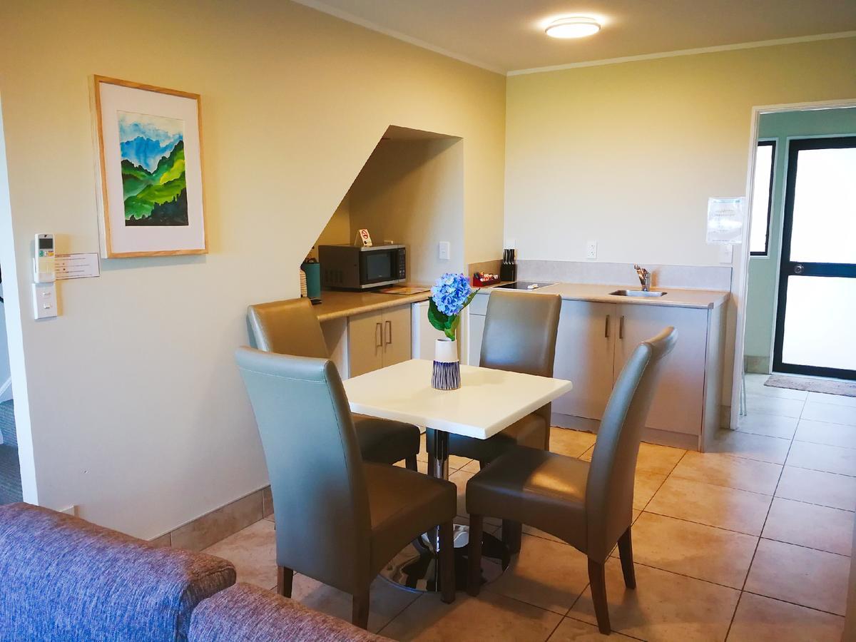 Le Chalet Suisse Motel Таупо Экстерьер фото
