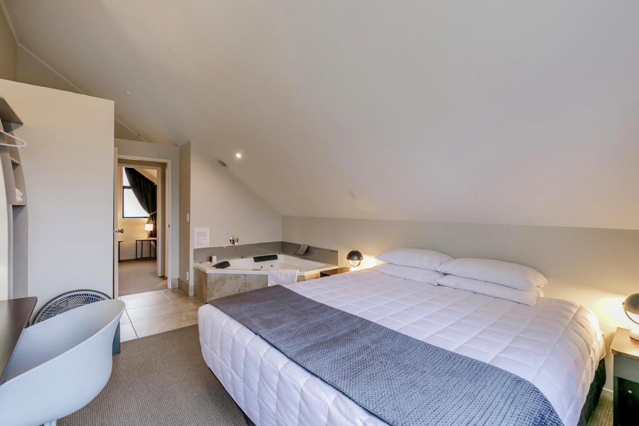 Le Chalet Suisse Motel Таупо Экстерьер фото