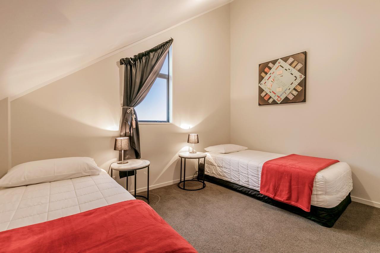 Le Chalet Suisse Motel Таупо Экстерьер фото
