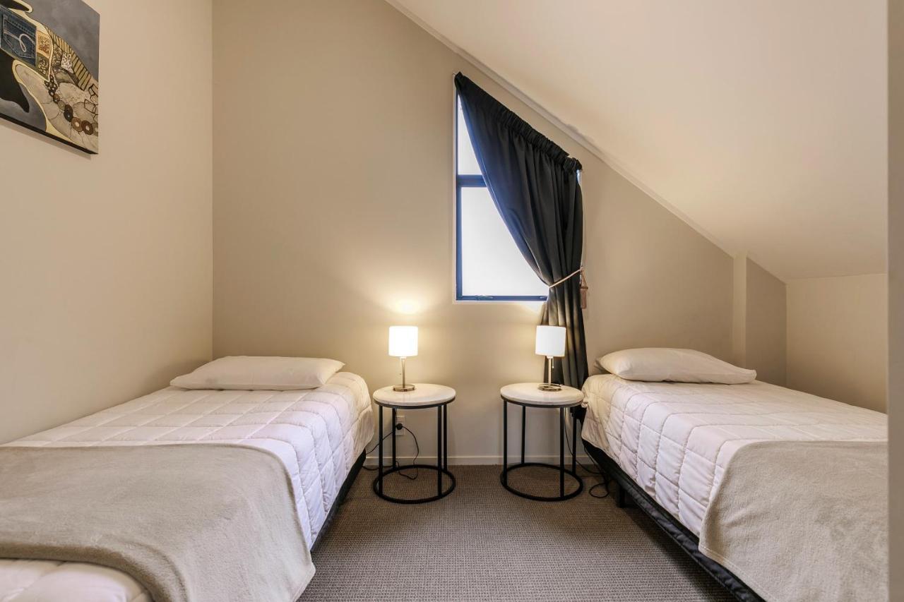 Le Chalet Suisse Motel Таупо Экстерьер фото