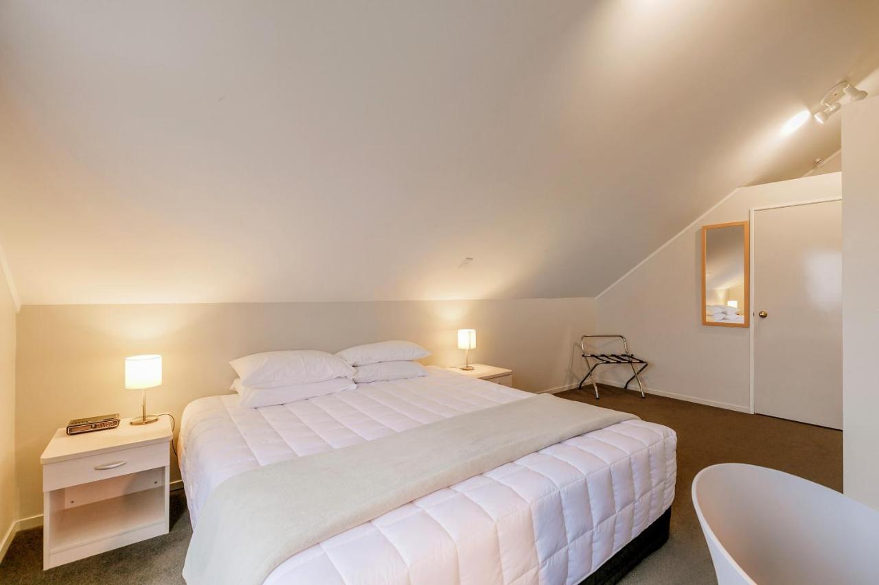 Le Chalet Suisse Motel Таупо Экстерьер фото